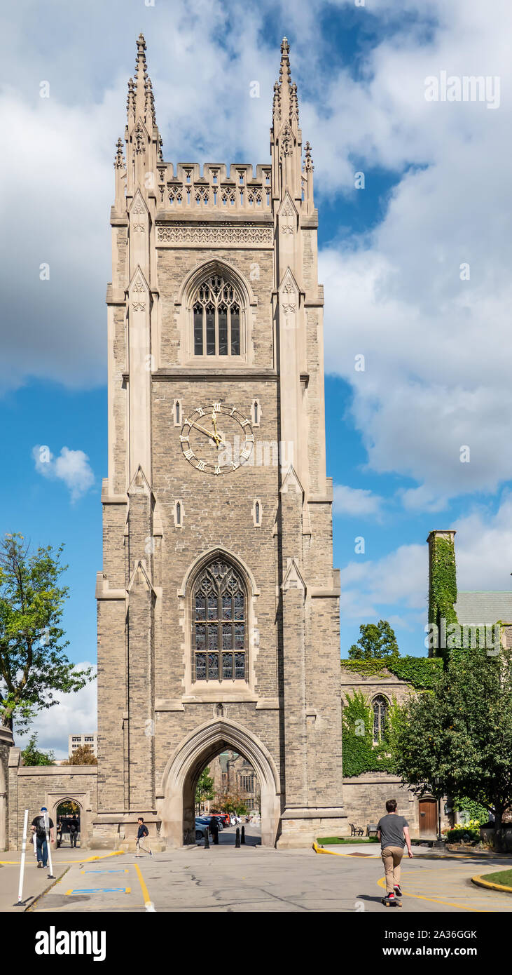 Soldaten Turm auf dem Campus der Universität von Toronto ist eine Uhr- und Glockenturm, erinnert an die von der Universität, die in der Welt serviert. Stockfoto