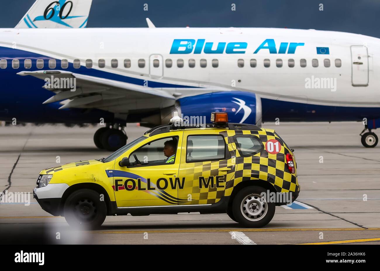 Bukarest, Rumänien - 15. Juli 2019: Eine gelbe Follow Me Dacia Duster Auto ist in der VIP Rezeption von ​​Henri Coanda Flughafen Otopeni gesehen, 20 km Stockfoto