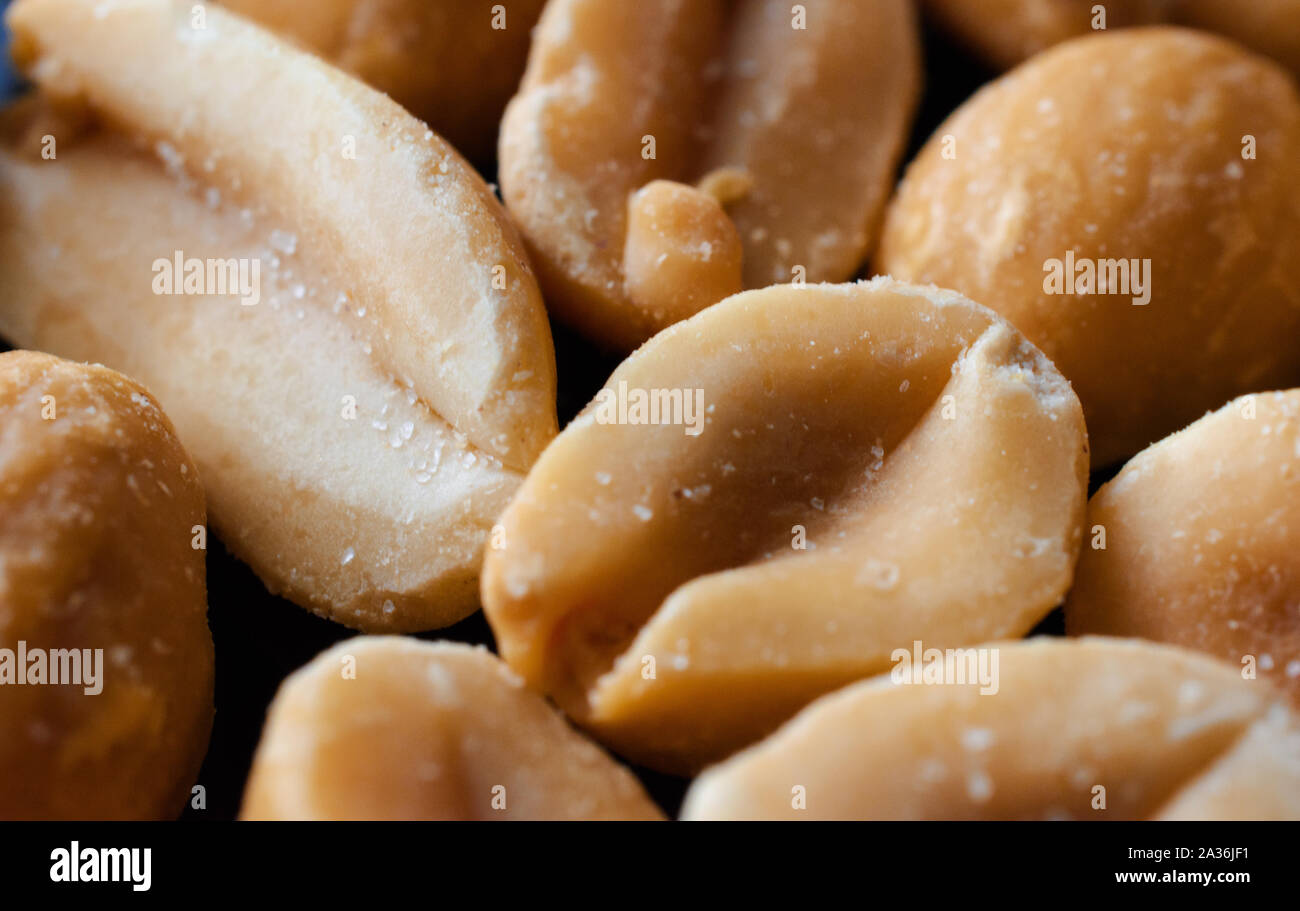 Nahaufnahme des mit einer Schale versehenen Split geröstete salzige Erdnüsse Stockfoto
