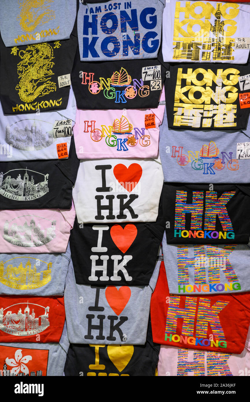 Ich liebe HK T-Shirts zum Verkauf an der Temple Street Nacht Markt, Kowloon, Hong Kong. Stockfoto