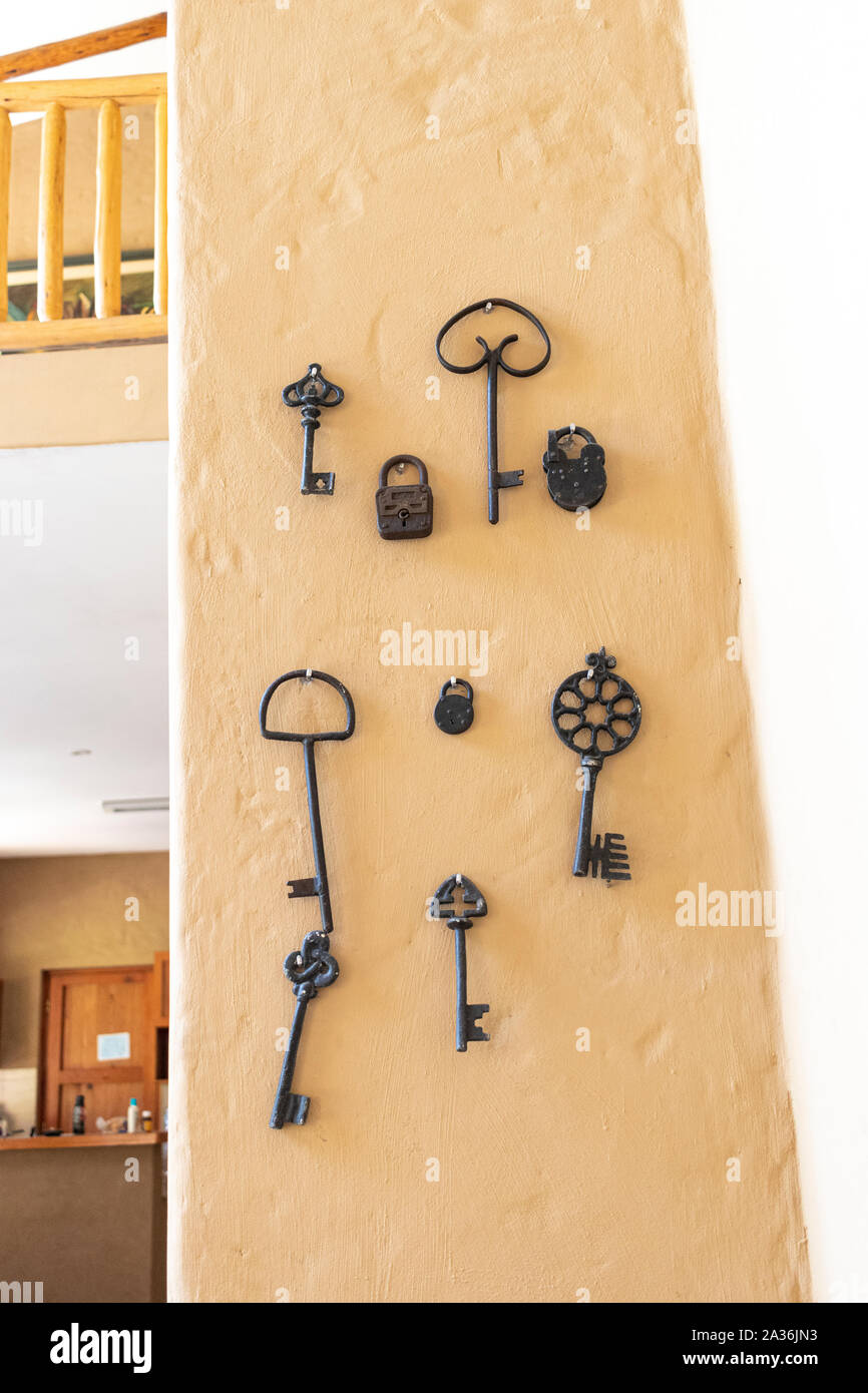 Alte schlüssel hängen an einer wand -Fotos und -Bildmaterial in