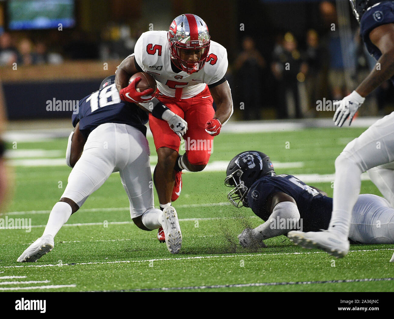 Oktober 5, 2019: Western Kentucky Hilltoppers zurück laufen Gaej Walker (5) Bricht die Bekämpfung der alten Herrschaft Monarchen Sicherheit Tobias Moos (18) während eines NCAA Football Spiel zwischen den WKU Hilltoppers und der alten Herrschaft Monarchen zu S.B. Ballard Stadion in Norfolk, VA (Foto: Steve Roberts. CSM) Stockfoto