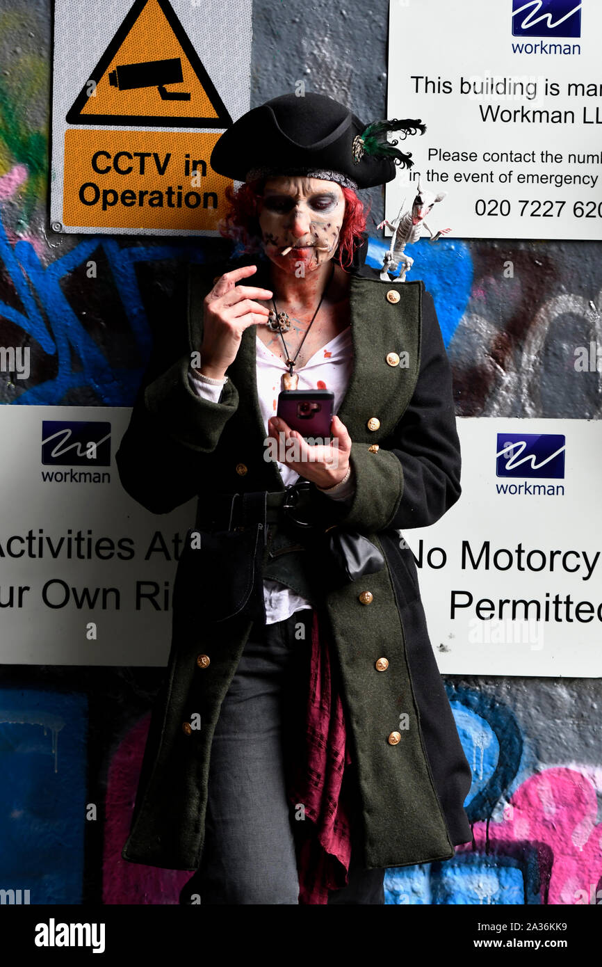 London, Großbritannien. 05 Okt, 2019. Ein Teilnehmer gesehen, verkleidet als Zombie Pirat während der jährlichen Nächstenliebeweg. Menschen tragen zombie Kostüme in London sammeln Bemühungen in einem jährlichen Nächstenliebeweg Obdachlosigkeit und Hunger in der Welt zu verringern. In diesem Jahr zombie zu Fuß hob Geld für City Harvest London. Credit: SOPA Images Limited/Alamy leben Nachrichten Stockfoto