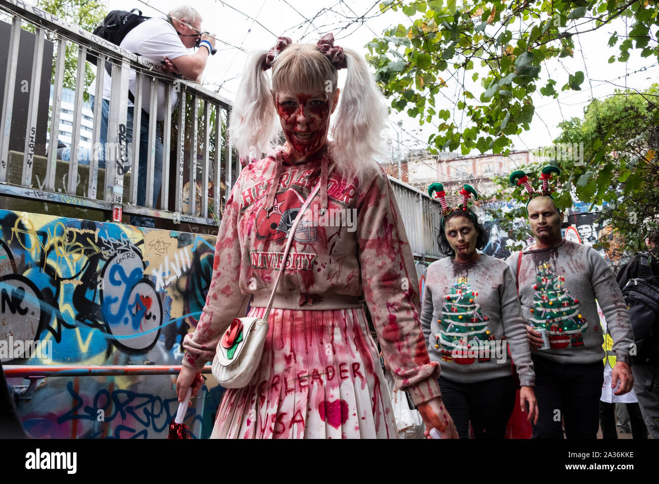 London, Großbritannien. 05 Okt, 2019. Die Teilnehmer gesehen, verkleidet als Zombie während der jährlichen Nächstenliebeweg in London. Menschen tragen zombie Kostüme in London sammeln Bemühungen in einem jährlichen Nächstenliebeweg Obdachlosigkeit und Hunger in der Welt zu verringern. In diesem Jahr zombie zu Fuß hob Geld für City Harvest London. Credit: SOPA Images Limited/Alamy leben Nachrichten Stockfoto