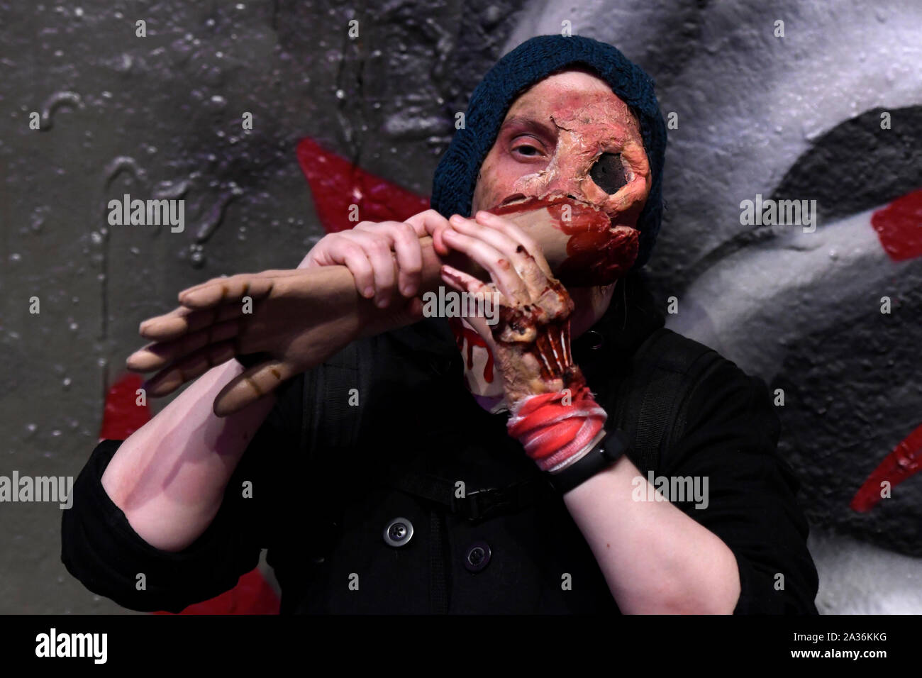 London, Großbritannien. 05 Okt, 2019. Ein Teilnehmer isst eine gefälschte Seite während der jährlichen Nächstenliebeweg. Menschen tragen zombie Kostüme in London sammeln Bemühungen in einem jährlichen Nächstenliebeweg Obdachlosigkeit und Hunger in der Welt zu verringern. In diesem Jahr zombie zu Fuß hob Geld für City Harvest London. Credit: SOPA Images Limited/Alamy leben Nachrichten Stockfoto