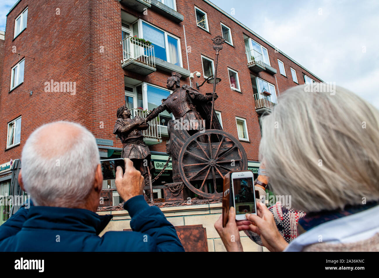 Zwei Männer sind zu sehen wie Römer gekleidet, während sie auf der Straße. Der Welt lebenden Statuen Festival (WLSF) in 13 Jahren in den bekanntesten Festivals der Welt, die rein auf der street artists, die als lebende Statuen führen Sie konzentriert sich entwickelt hat; eine einzigartige städtische Kunstform, die immer wieder in Erstaunen und Publikum jeden Alters unterhalten. Im Moment gibt es ca. 400 weltweit professionelle lebende Statuen. Jedes Festival Edition hat mehr als 200.000 Besucher zu 200 künstlerische, beredt und/oder lustige lebende Statuen eingeführt. Stockfoto