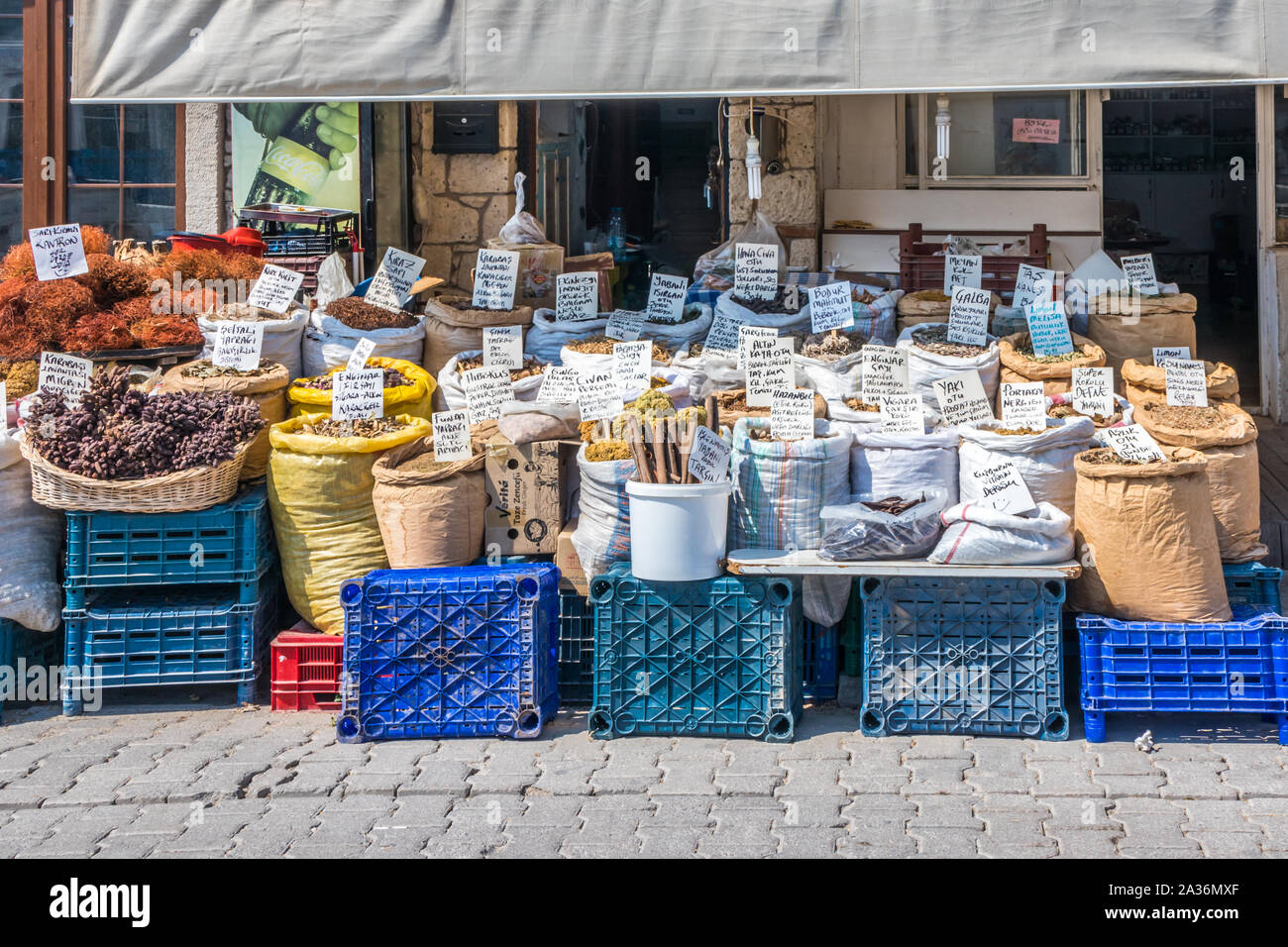 Alacati, Türkei - September 2019: Verkauf von Gewürzen und getrockneten Lebensmitteln. Das Land ist berühmt für seine Gewürze. Stockfoto