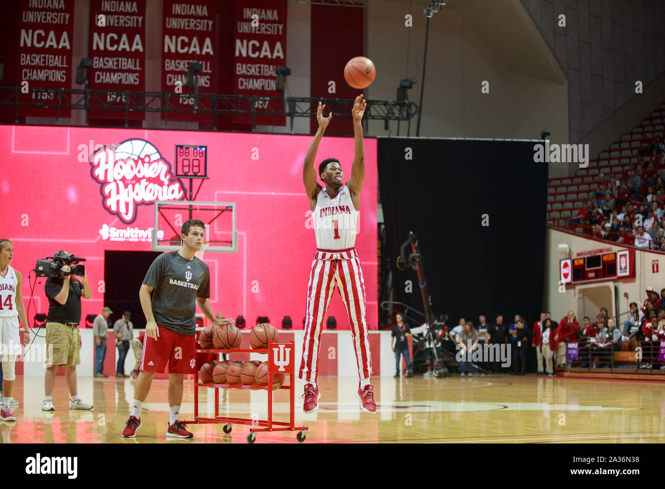 Der Indiana University Männer Basketball player Al Durham konkurriert in den drei-Punkt Schuß Wettbewerb während Hoosier Hysterie, Samstag, 5. Oktober 2019 an Aula in Bloomington, Ind die Hoosier Hysterie Veranstaltung offiziell weg tritt Basketball Saison an der Indiana Universität, dessen Mannschaft fünf nationale Abteilung 1 NCAA Basketball Titel gewonnen hat. (Foto von Jeremy Hogan/Die Bloomingtonian) Stockfoto