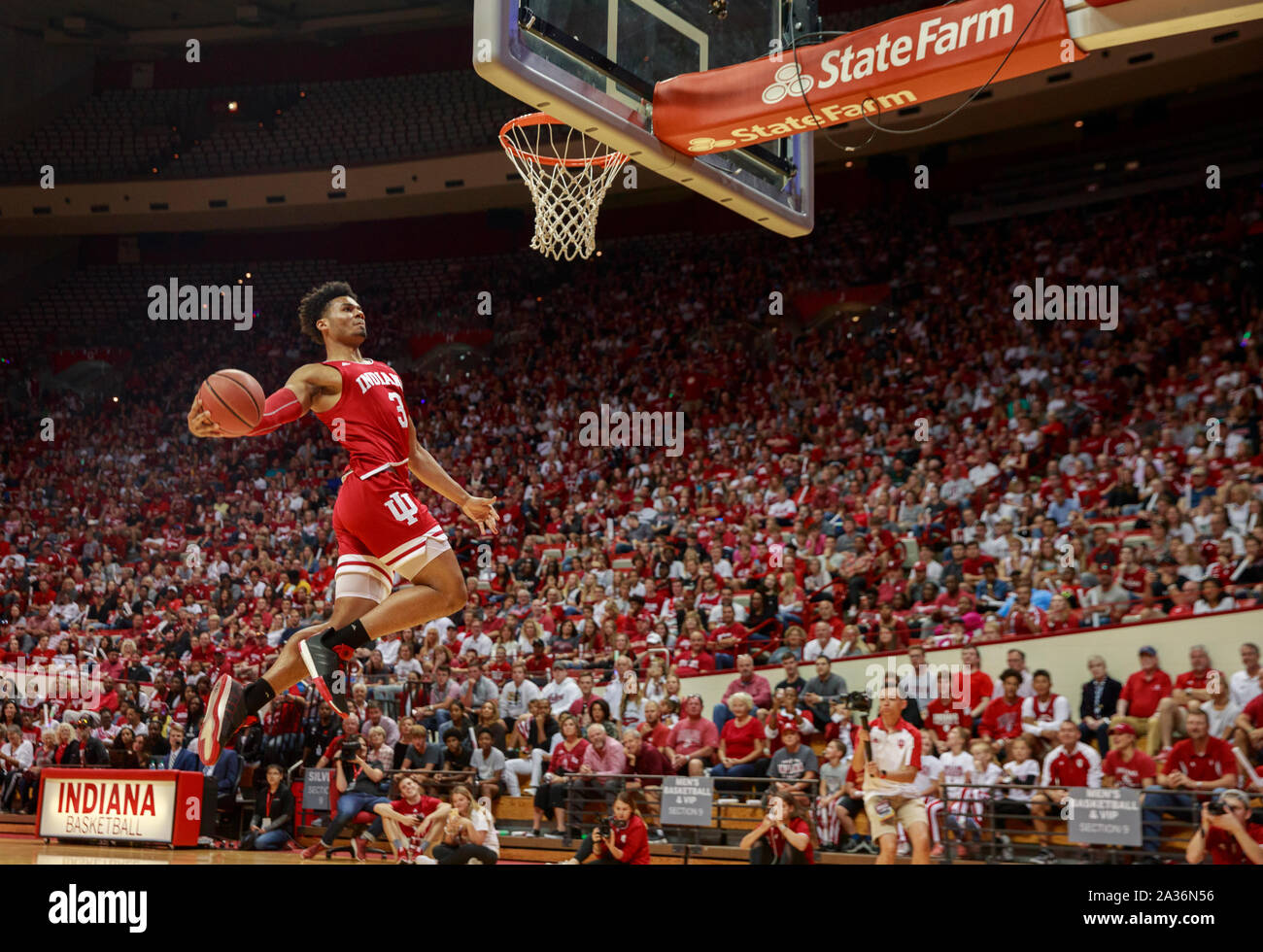 Der Indiana University Männer Basketball player Justin Smith (3) konkurriert in der dunk Contest während Hoosier Hysterie, Samstag, 5. Oktober 2019 an Aula in Bloomington, Ind die Hoosier Hysterie Veranstaltung offiziell weg tritt Basketball Saison an der Indiana Universität, dessen Mannschaft fünf nationale Abteilung 1 NCAA Basketball Titel gewonnen hat. (Foto von Jeremy Hogan/Die Bloomingtonian) Stockfoto Der Indiana University Männer Basketball player Justin Smith (3) konkurriert in der dunk Contest während Hoosier Hysterie, Samstag, 5. Oktober 2019 an Aula in Bloomington, Ind die Hoosier Hysterie Veranstaltung offiziell weg tritt Basketball Saison an der Indiana Universität, dessen Mannschaft fünf nationale Abteilung 1 NCAA Basketball Titel gewonnen hat. (Foto von Jeremy Hogan/Die Bloomingtonian) Stockfoto