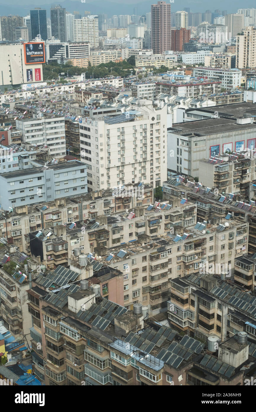 Solare Wasser-heizungen oben auf dem Gebäude in Kunming, Yunnan, China. Stockfoto