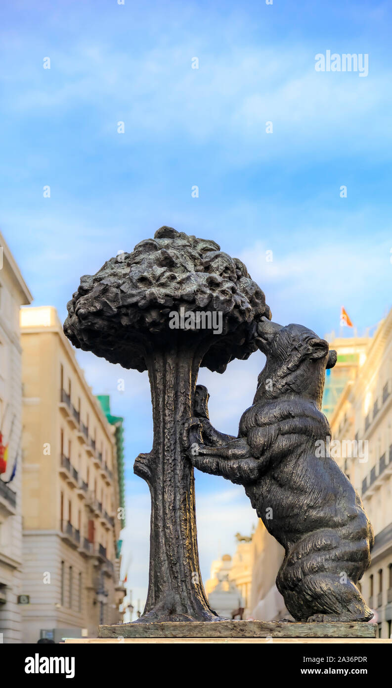 Symbol von Madrid, der Bär und der Erdbeerbaum Statue oder Oso y El Madrono auf der Puerta del Sol im Zentrum von Madrid, Spanien Stockfoto