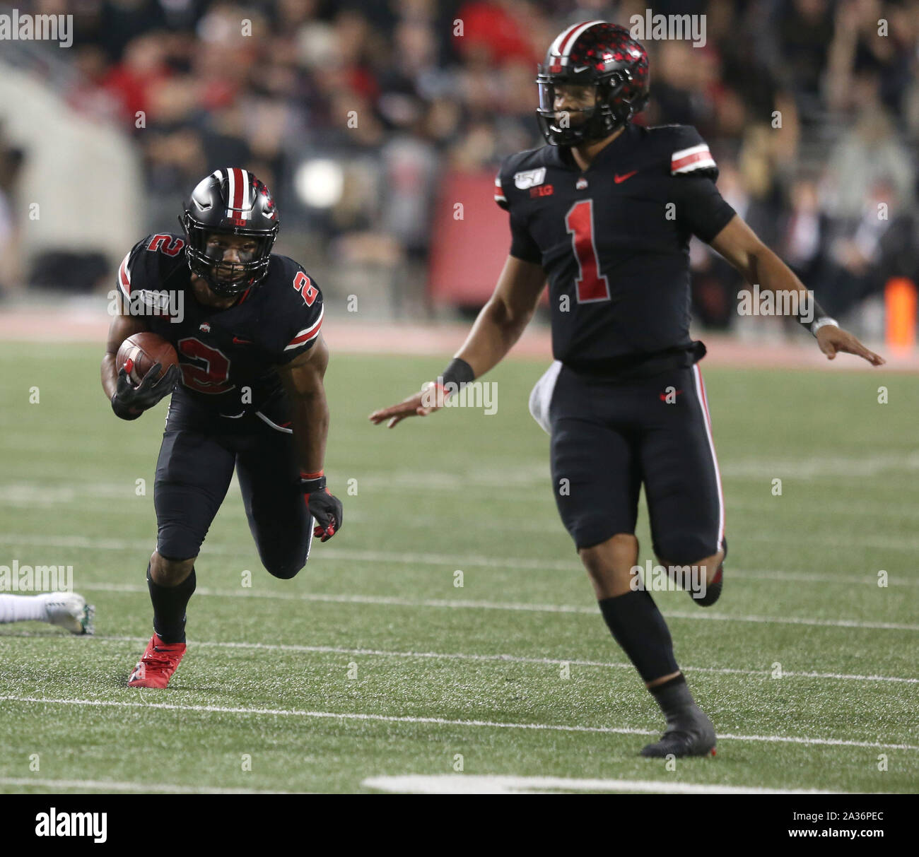 Columbus, United States. 06 Okt, 2019. Ohio Zustand Roßkastanie von J.K. Dobbins (2) behält seine Balance auf einen Lauf mit Justin Felder (1) führen die Blockierung gegen die Michigan State Spartans Samstag, 5. Oktober 2019 in Columbus, Ohio. Foto von Aaron Josefczyk/UPI Quelle: UPI/Alamy leben Nachrichten Stockfoto