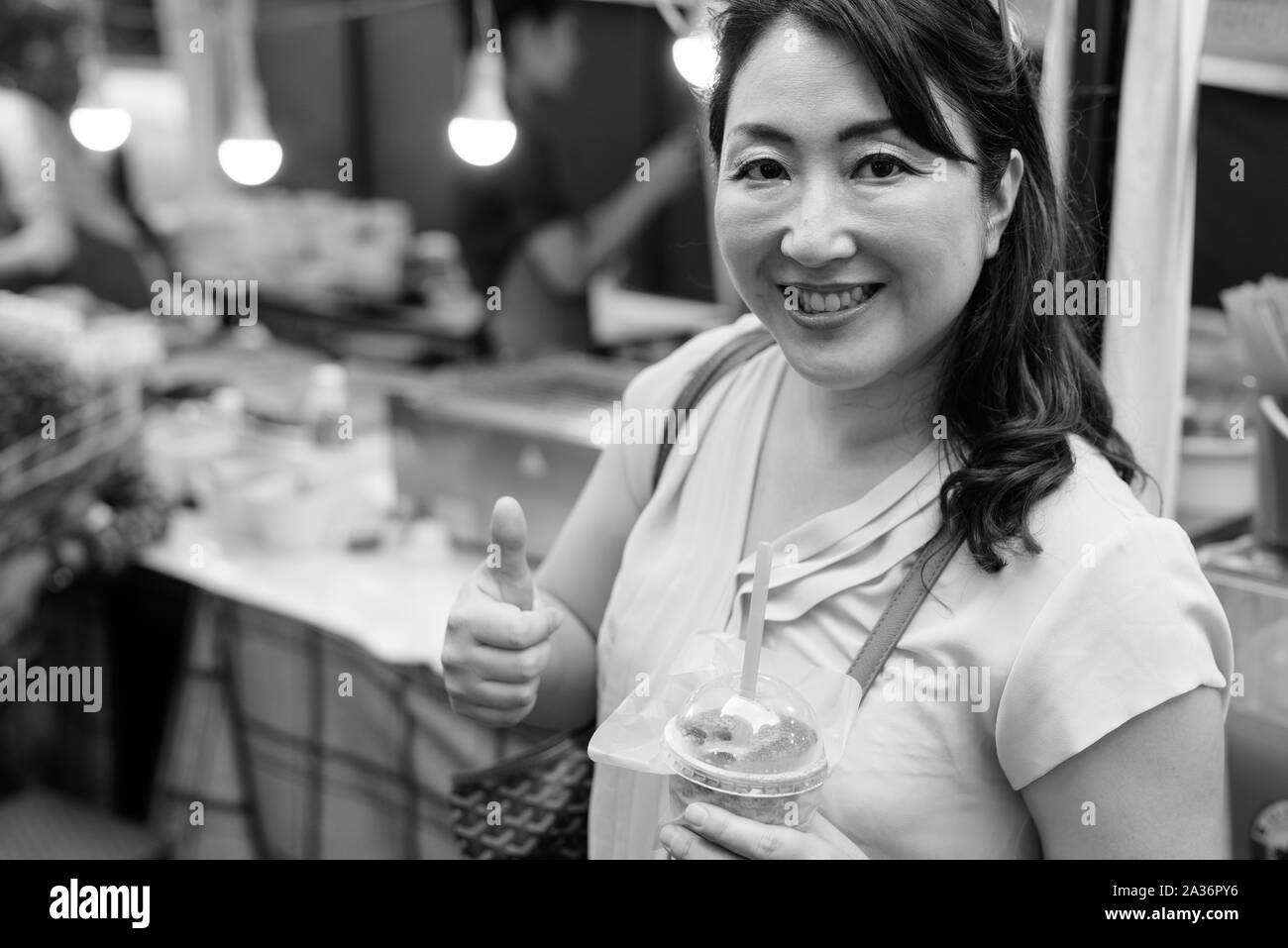 Reifen asiatische Frau Shopping auf dem Markt Stockfoto