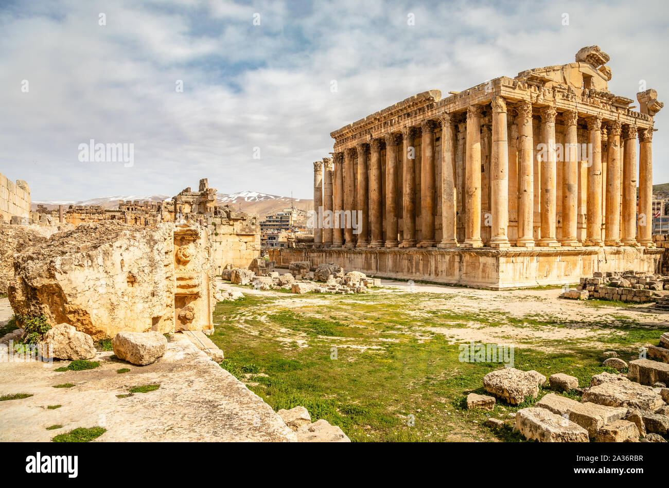 Antike römische Bacchus Tempel mit umliegenden Ruinen der antiken Stadt, Bekaa-tal, Baalbek, Libanon Stockfoto