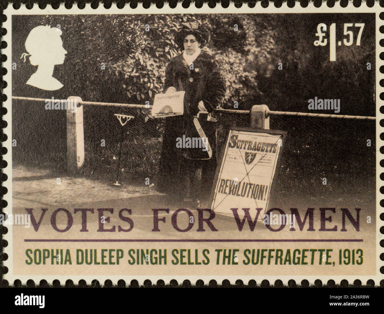 Stimmen für Frauen Stempel, im Februar 15, 2018 veröffentlichte, von Royal Mail, UK. Private Sammlung. Das Design ist noch der Wahlkampf im Jahrzehnt vor der Wahlrecht, 1918 Darstellung des Menschen handeln. Sophia Duleep Singh sellsthe Suffragette, 1913. Stockfoto