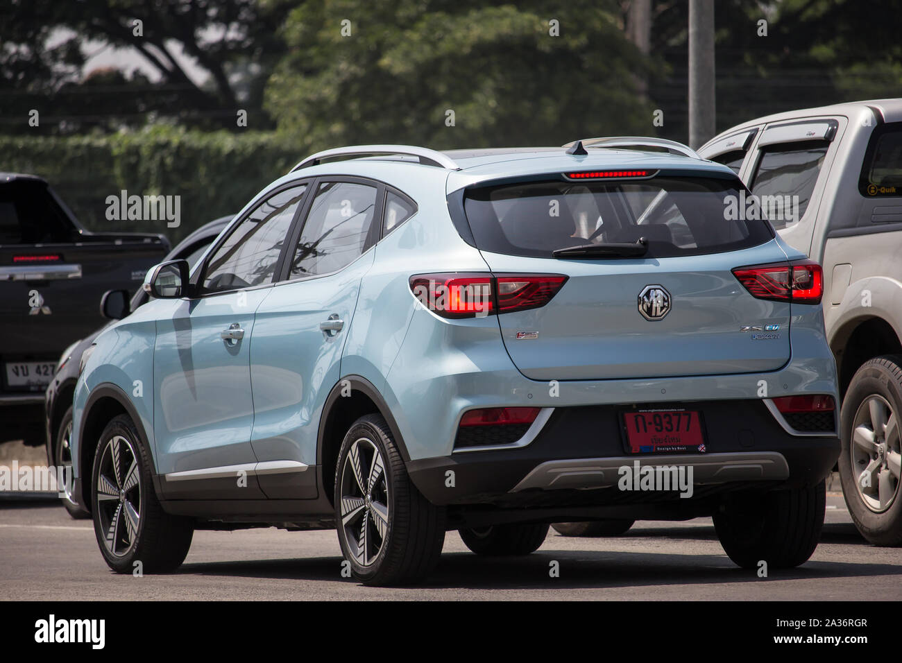CHIANG MAI, Thailand - 20 april 2018: Chiang Mai, Thailand - 1. Oktober 2019: Private neue SUV-Auto MG ZS EV. Produkt von britischen Automotive. An der Straße Nr. Stockfoto
