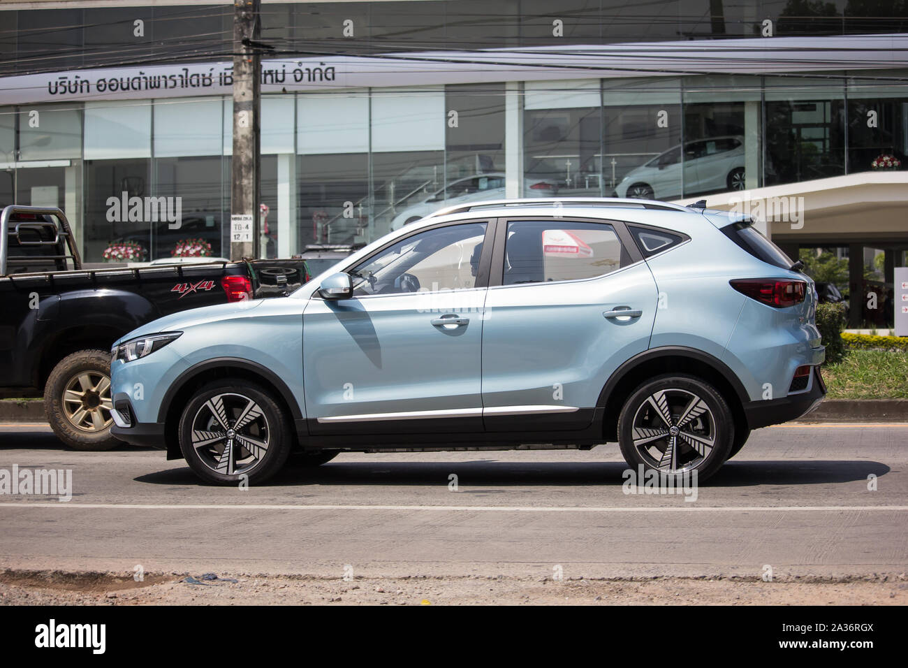 CHIANG MAI, Thailand - 20 april 2018: Chiang Mai, Thailand - 1. Oktober 2019: Private neue SUV-Auto MG ZS EV. Produkt von britischen Automotive. An der Straße Nr. Stockfoto