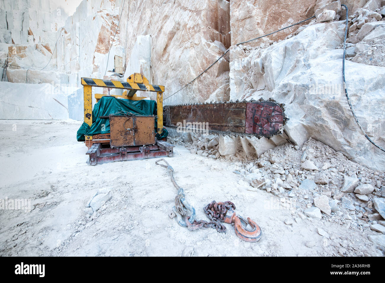 Heavy Duty Mining Equipment an der Felswand in einem Abgrund von einem Marmor aus Carrara in Italien Stockfoto
