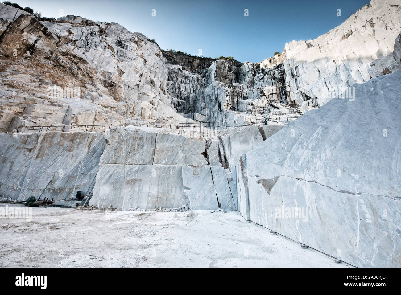Tagebau Grube für italienische Carrara Marmor zeigt die Felswand, wo Bausteine von Felsen und ausgegraben wurden. Stockfoto