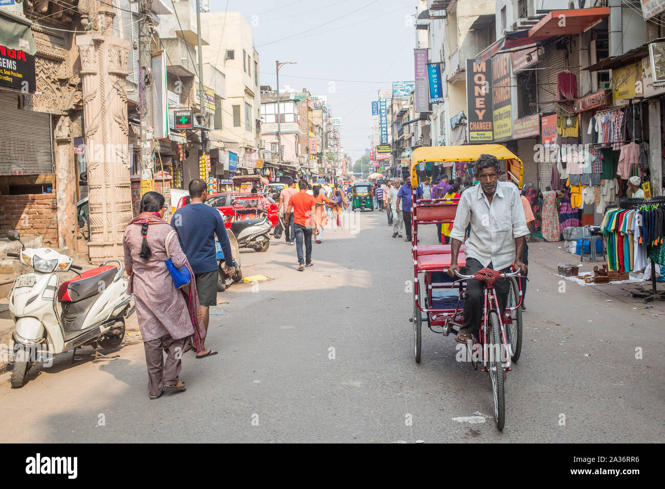 Ein Blick auf eine Rikscha auf einer Straße in der Innenstadt von New Delhi. Stockfoto