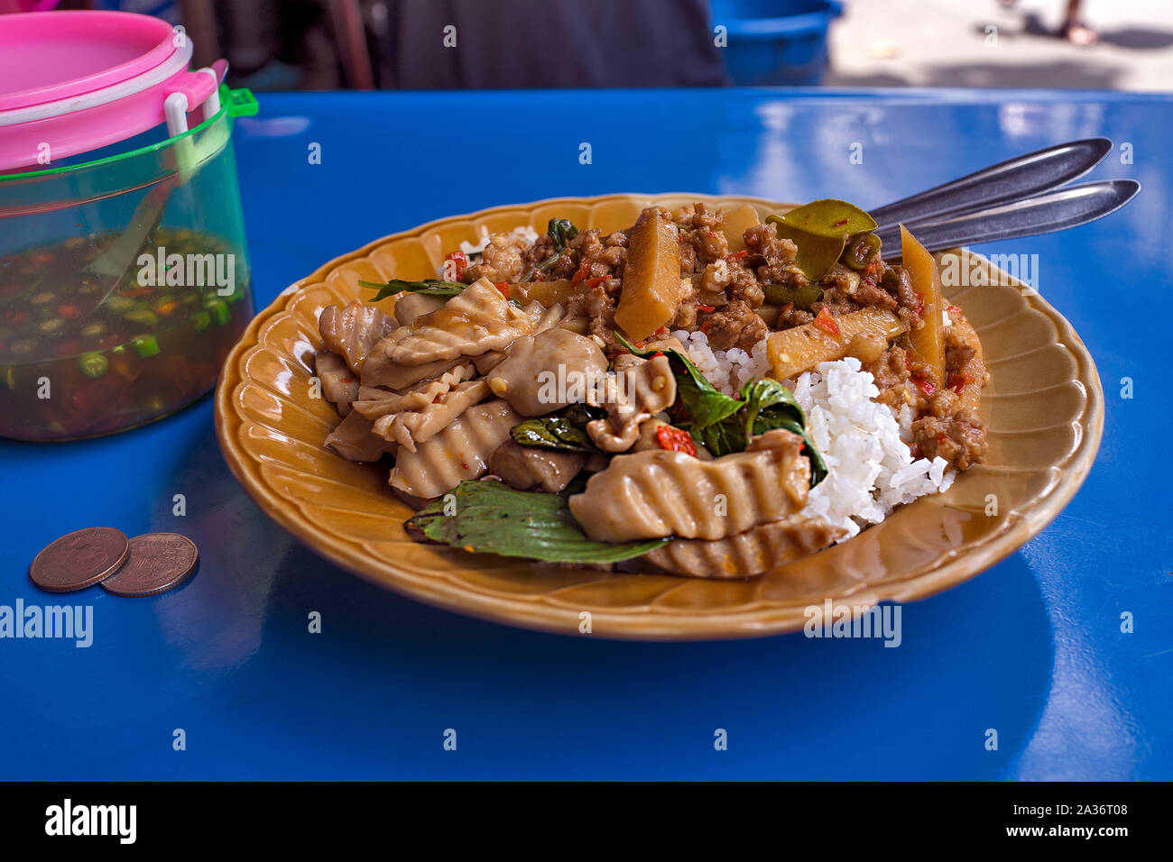Billig und lecker Essen Essen auf den Straßen von Bangkok. Nahaufnahme Stockfoto