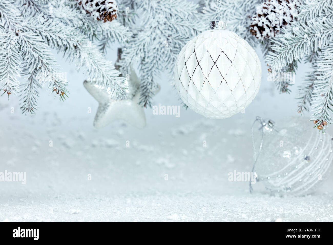 Festliche Winter neues Jahr Hintergrund mit schneebedeckten Tannenbaum Zweig mit Glaskugeln und Sternen verziert Stockfoto