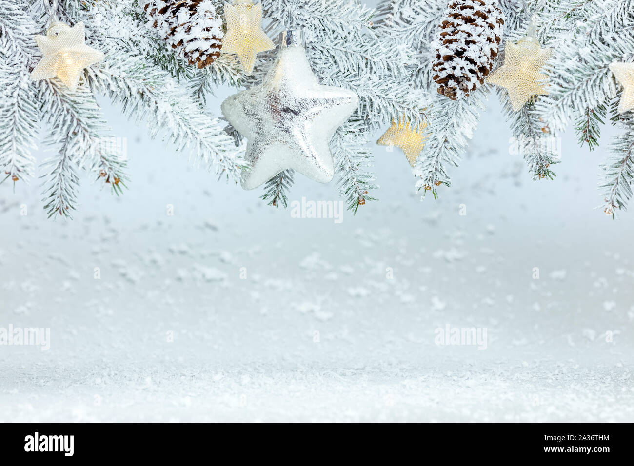 Snowy Hintergrund mit Fir Tree Branches, girlande Lichter und Silber Glas star Stockfoto