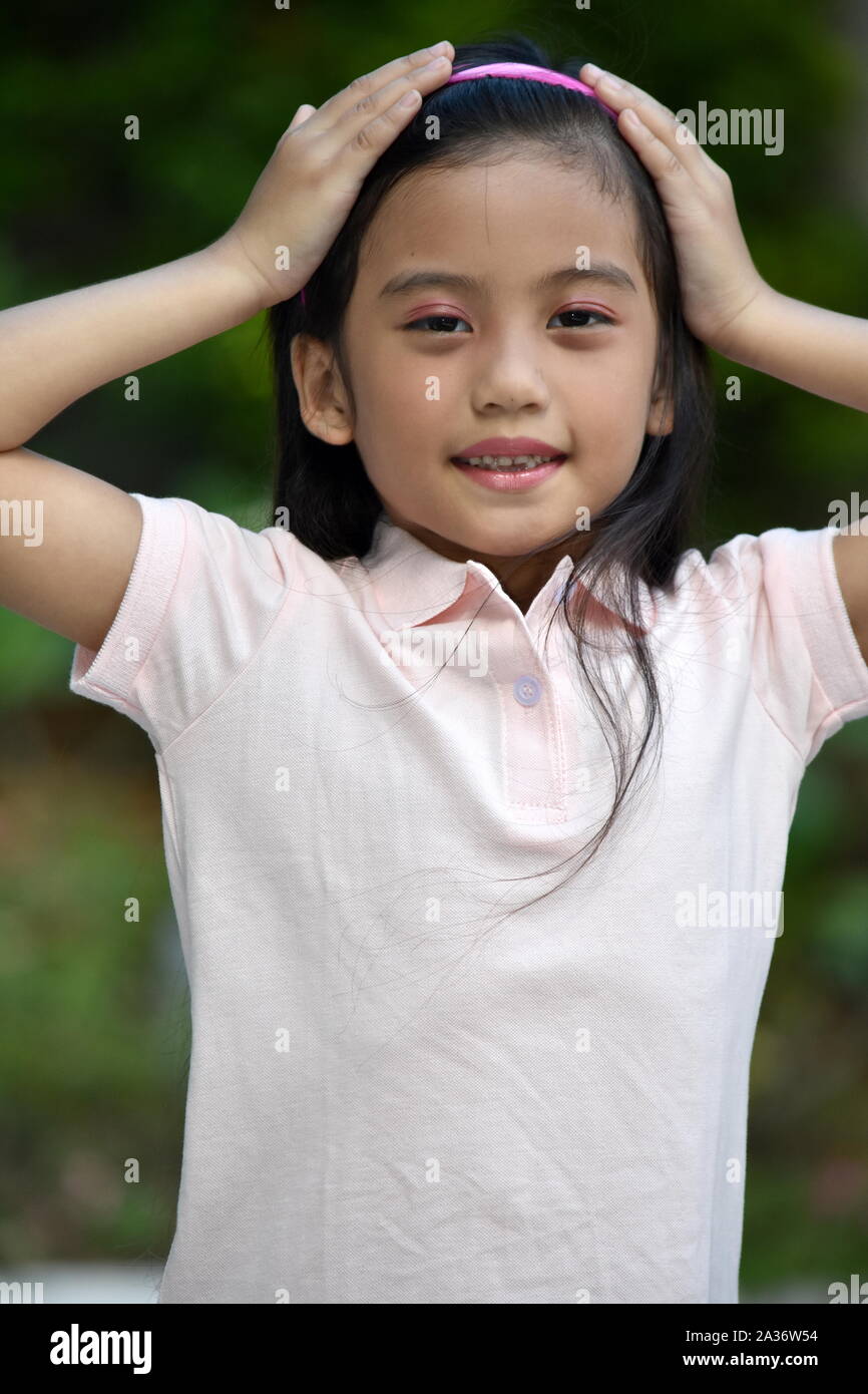 Ein Vergesslicher asiatischen Mädchen Kind Stockfoto