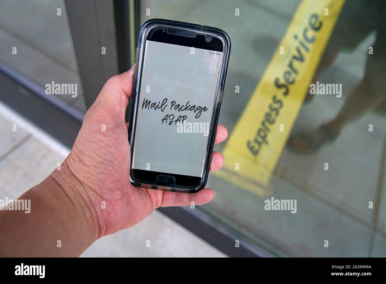 Mit dringende Nachricht Paket sofort zu Mail direkt vor dem Mail Smartphone. Stockfoto