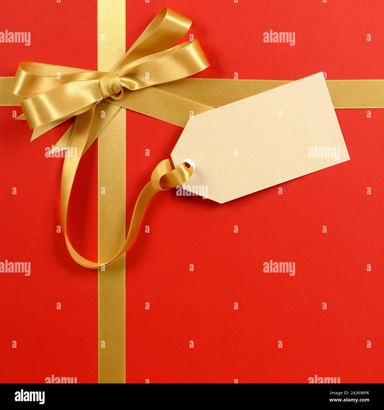 Rot Geschenk Hintergrund, gold Schleife, leer Geschenk Tag oder Etikett, Kopie, vertikal Stockfoto