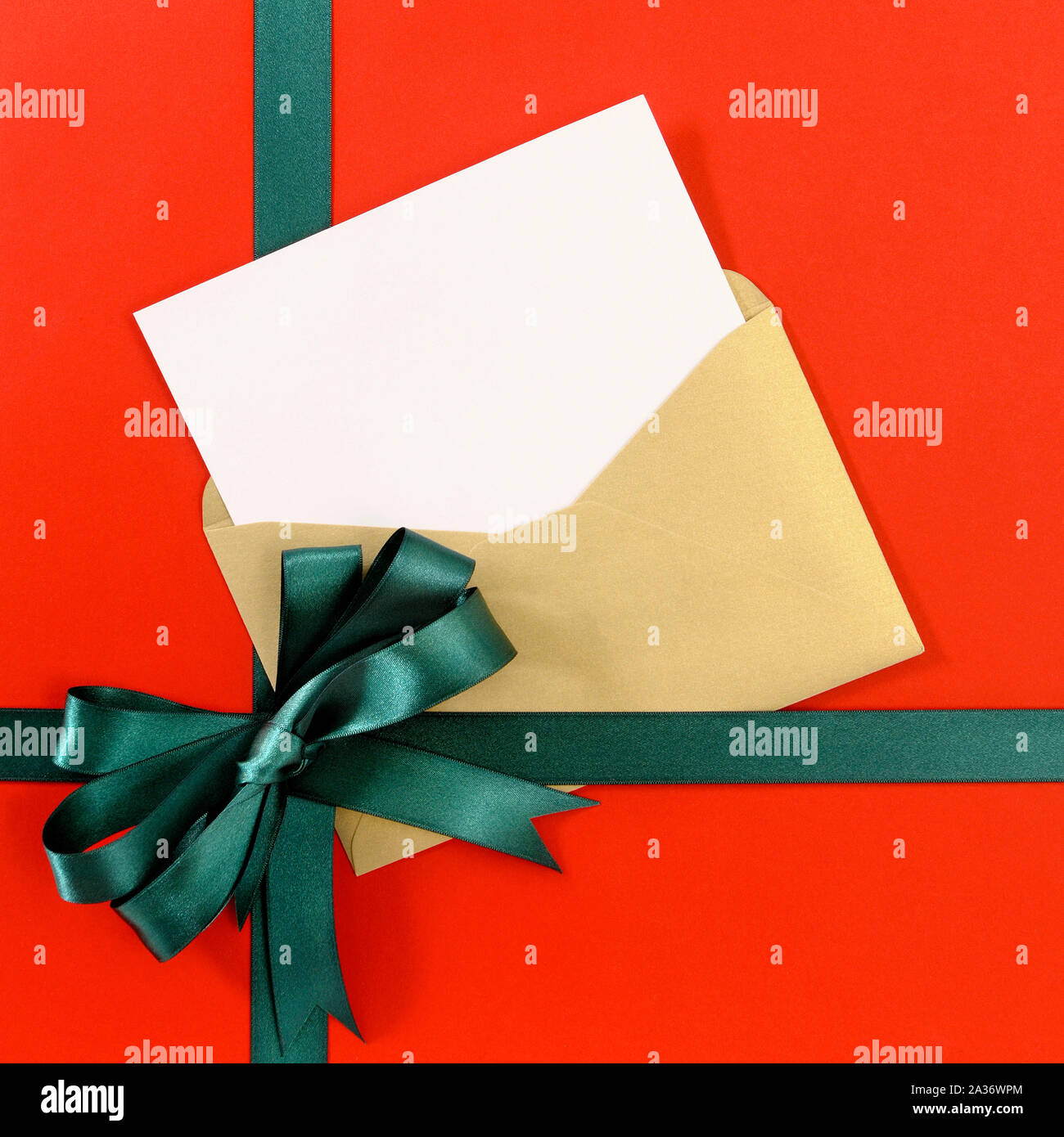 Öffnen Sie Weihnachten oder Geburtstag Karte mit grün Geschenk Schleife auf roten Hintergrund Papier, copy Space, vertikal Stockfoto
