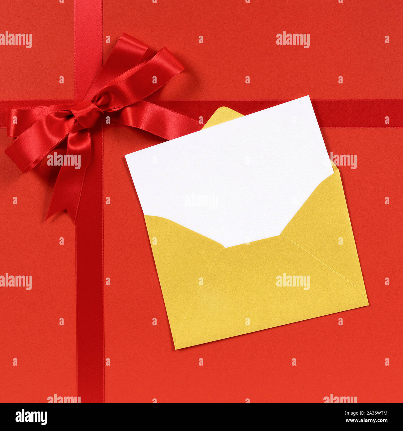 Rot Geschenk Hintergrund mit gold Umschlag und leere Einladung oder Grußkarte. Stockfoto