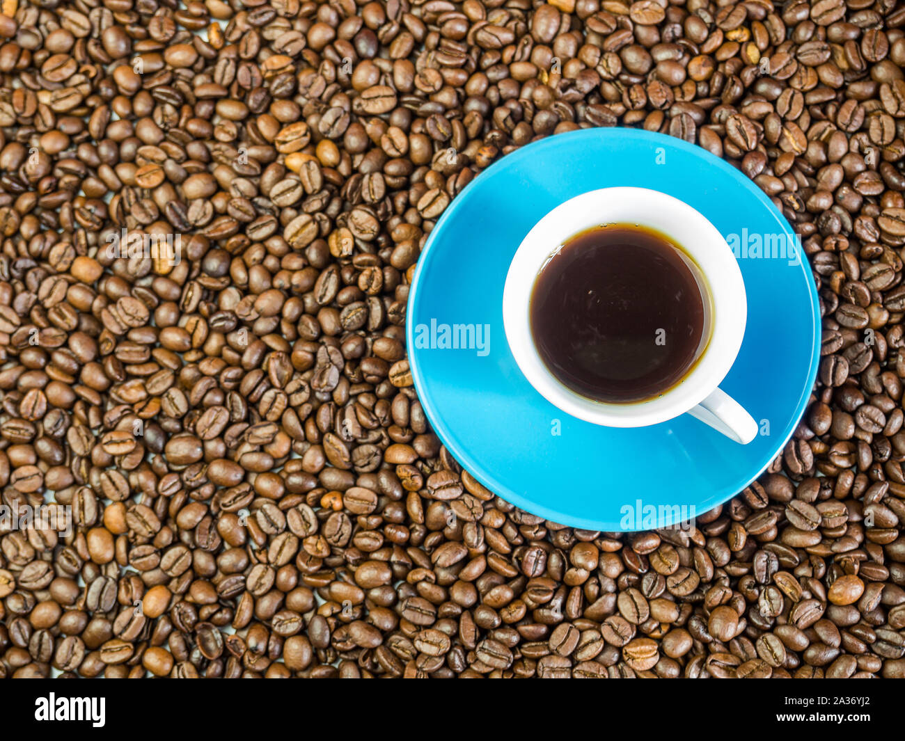 Blaue Espresso Tasse mit Kaffee Bohnen Stockfoto