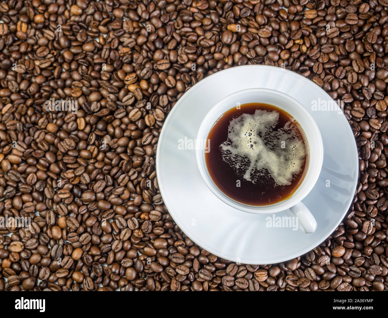 Kaffee-Tasse mit Kaffeebohnen Stockfoto