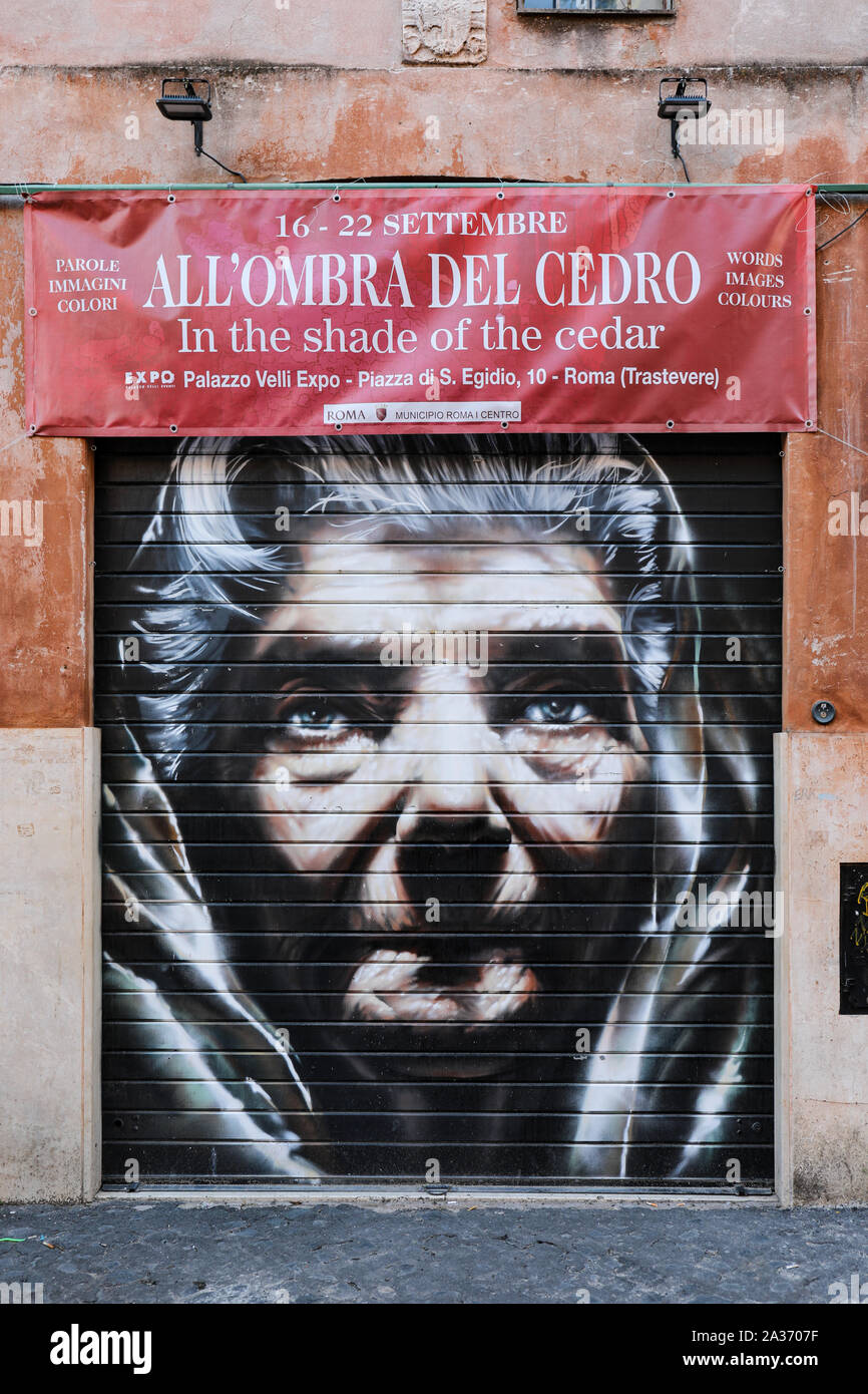 Artwork auf dem rollenden Stahl Tür im römischen Stadtviertel Trastevere in Rom, Italien Stockfoto
