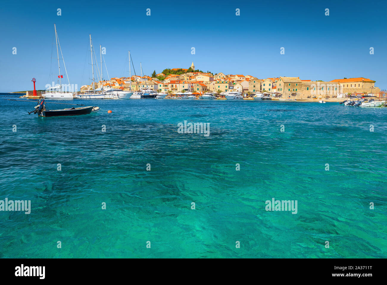 Berühmte adriatischen touristischen Ziel. Bewundernswert mediterranen alten Fischerdorf mit Häusern aus Stein und malerischen Hafen, Primosten, Dalmatien, Stockfoto