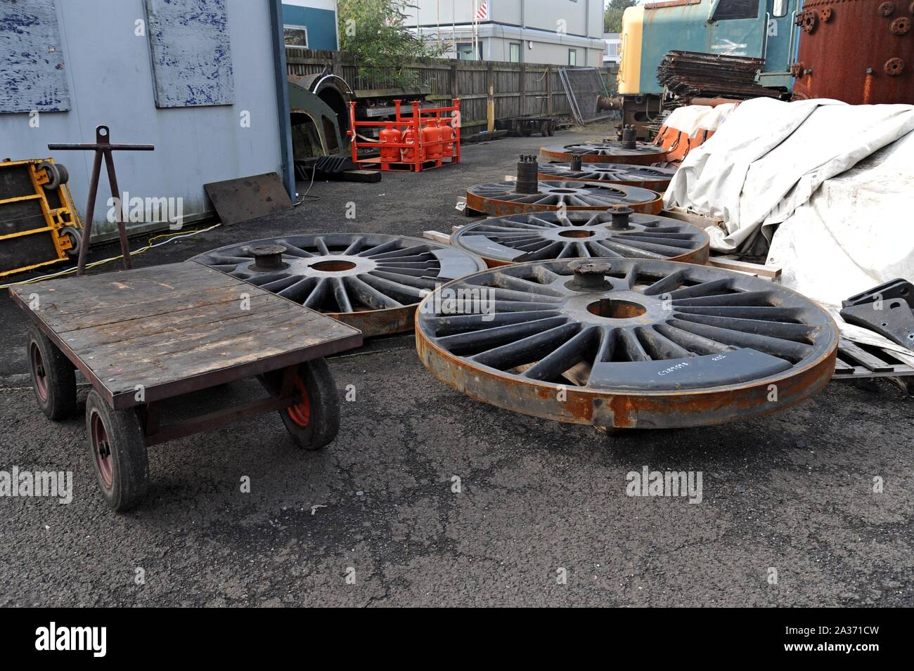 Neue Antriebsräder für ein Erbe Dampflok erwartet Reifenmontage bei Tyseley Railway Centre, Birmingham, Großbritannien Stockfoto