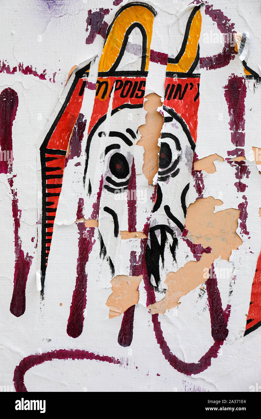Abblätternde Farbe, sprühfarbe Graffiti und zerrissen Poster unbeabsichtigte Kunst in Trastevere in Rom, Italien erstellen Stockfoto