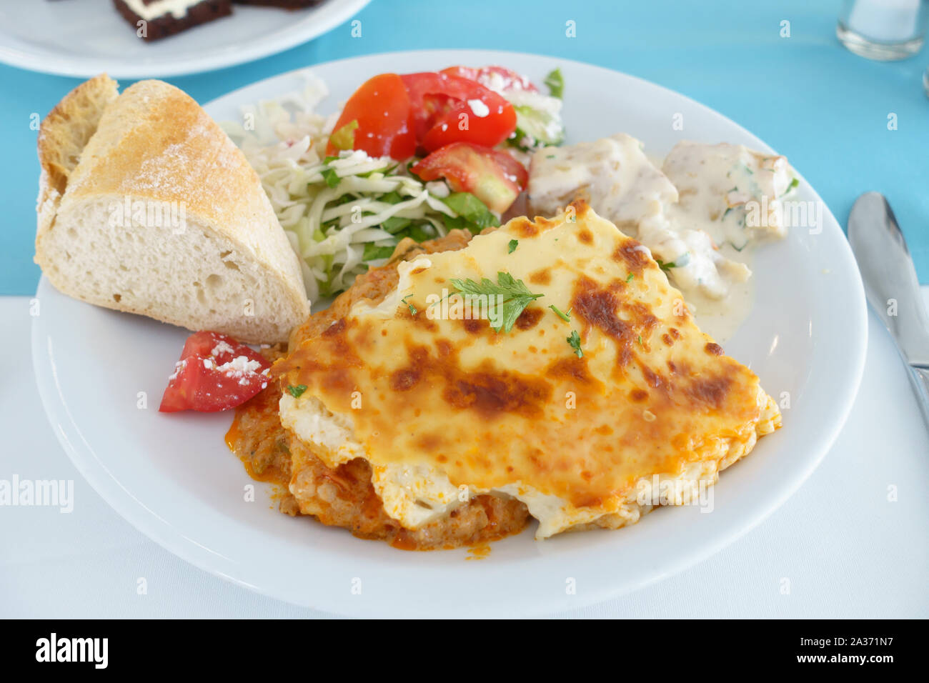 Platte in einem Fast Food Restaurant voller Essen Stockfoto