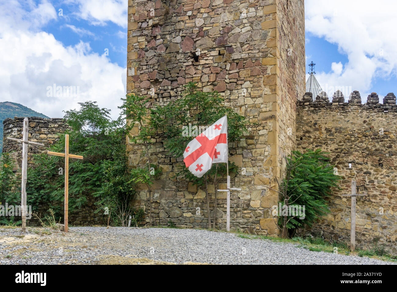 Georgische Flagge auf dem Hintergrund eines mittelalterlichen Festung (oder Kirche) in Georgien. Touristische Attraktion für in Georgien reisen Stockfoto