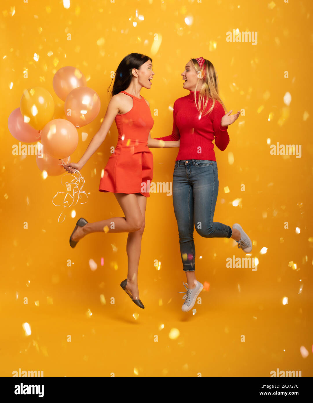 Mädchen bereit für eine Party mit Luftballons. Freudige ein Glück Ausdruck. Gelber Hintergrund Stockfoto