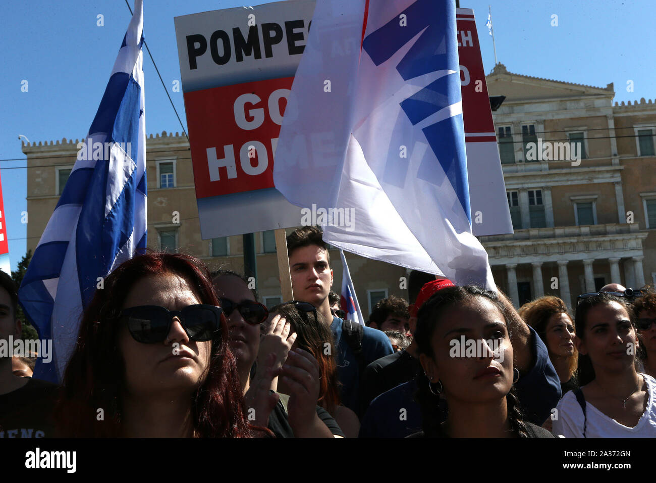 Athen, Griechenland. 5. Okt, 2019. März Demonstranten vor dem griechischen Parlament holding Banner gegen die US-Staatssekretär Mike Pompeo in Athen, Griechenland, am Okt. 5, 2019. Besuchen US-Staatssekretär Mike Pompeo met mit Demonstrationen hier am Samstag, nachdem er eine aktualisierte Vereinbarung in der Verteidigung mit der griechischen Regierung unterzeichnet. Credit: Marios Lolos/Xinhua/Alamy leben Nachrichten Stockfoto