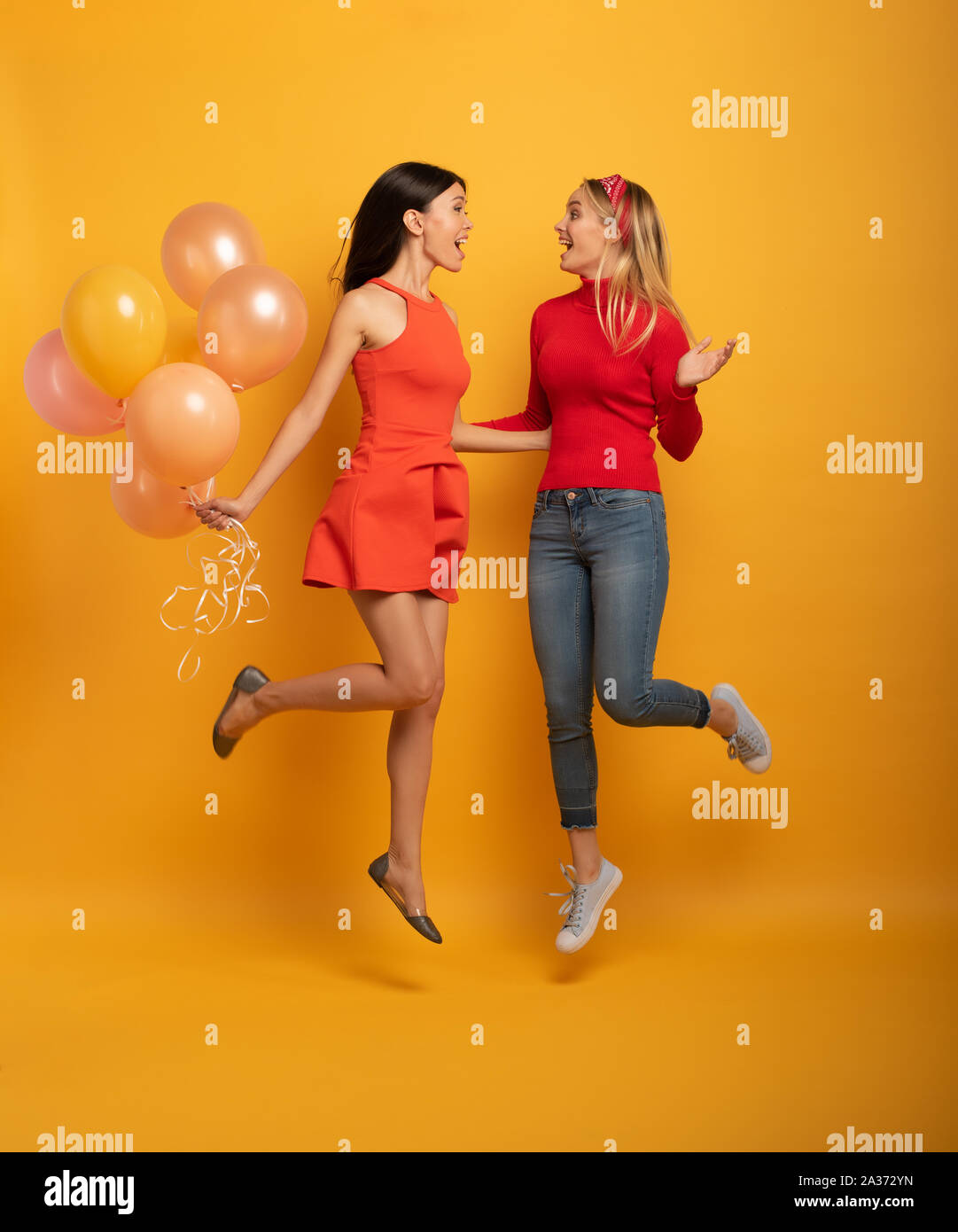 Mädchen bereit für eine Party mit Luftballons. Freudige ein Glück Ausdruck. Gelber Hintergrund Stockfoto