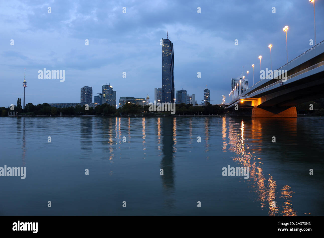 Spö Wien Skyline auf der Donau bei Nacht Stockfoto