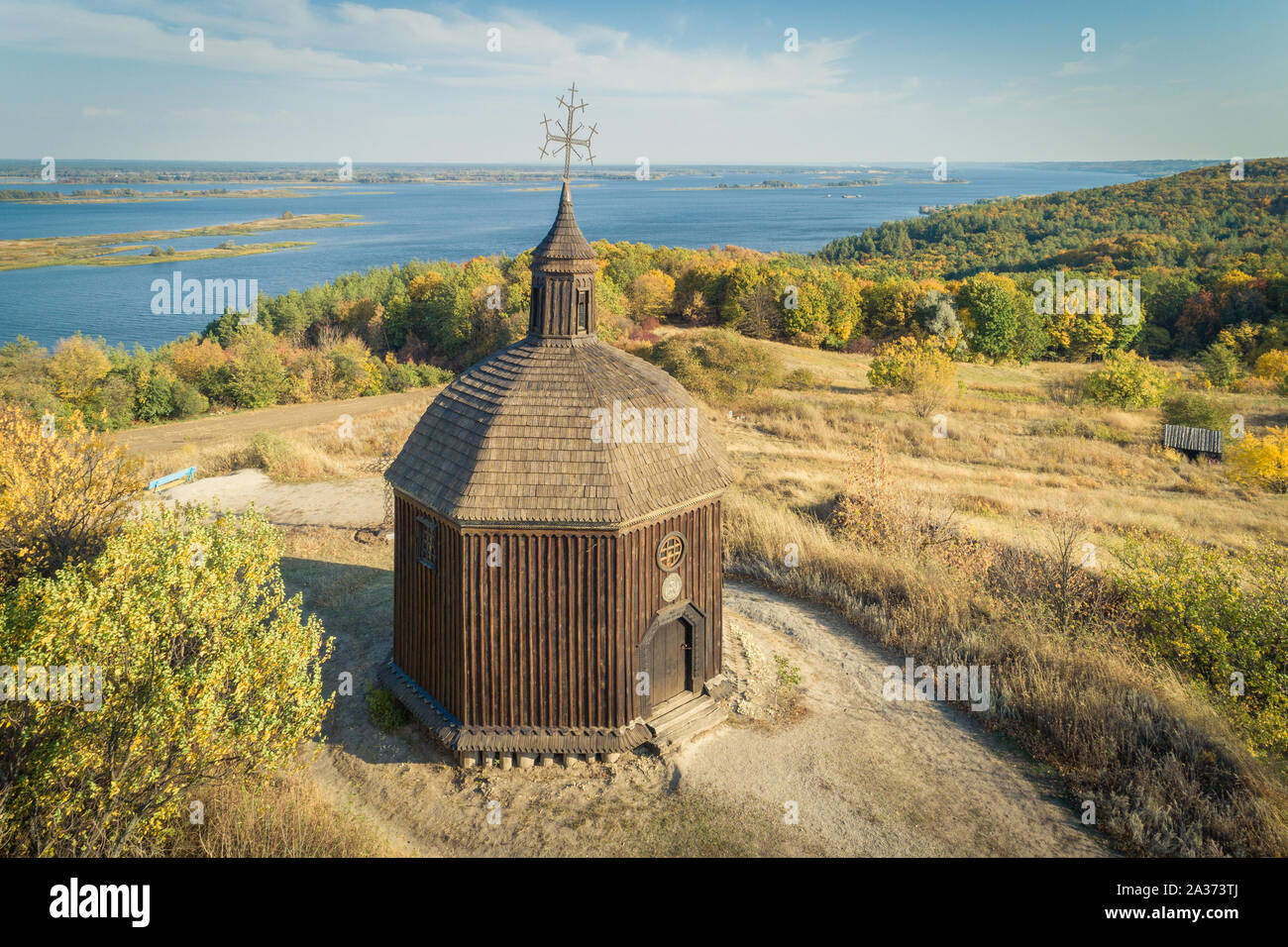 Antenne Landschaft mit einem kleinen hölzernen Kirche auf einem Hügel mit einem herrlichen Blick auf einem Fluss im Dneper Vitachov (Vytachov), Ukraine. Man Tagesausflüge rund um K Stockfoto