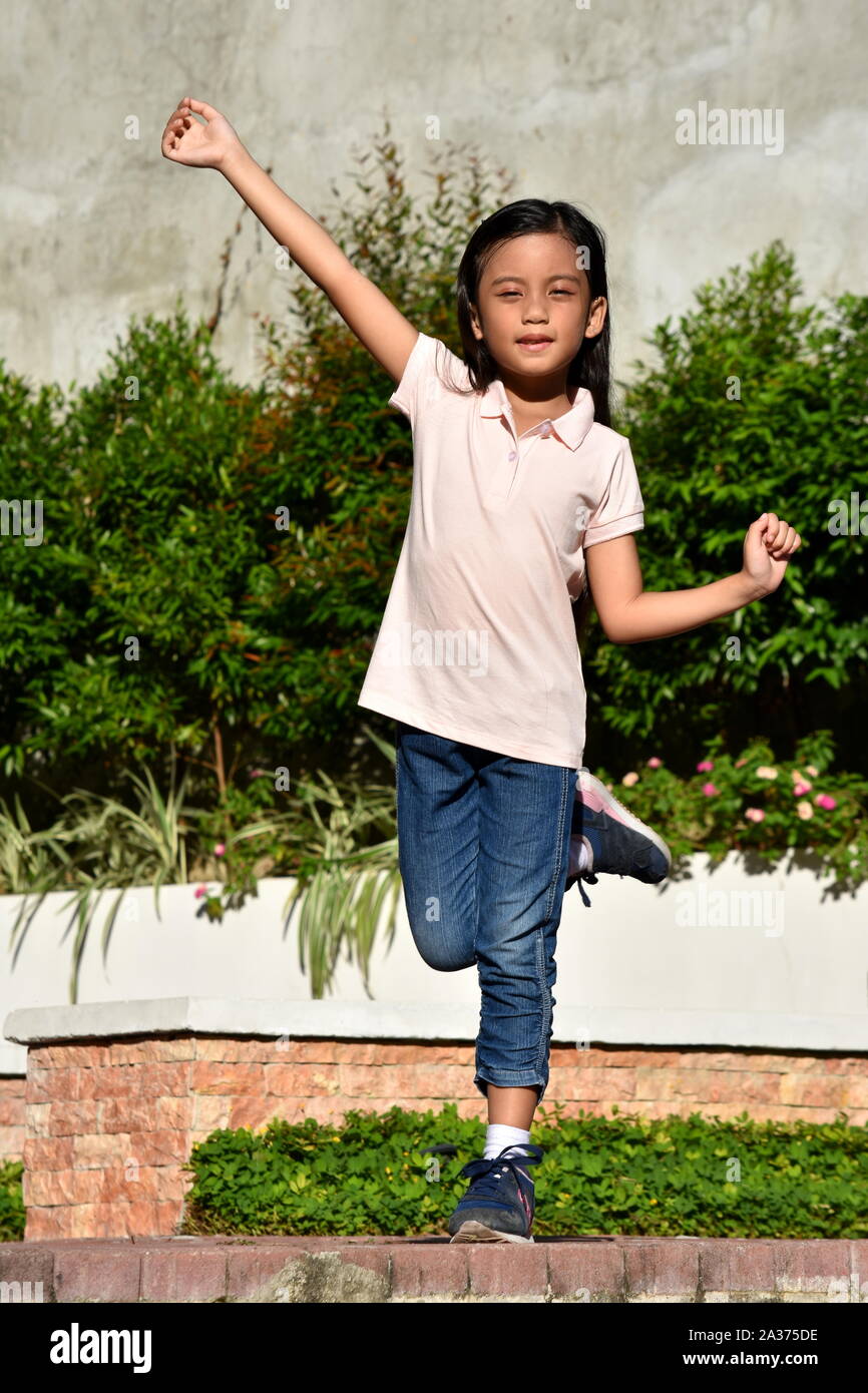 Ein junges Mädchen tanzen Stockfoto