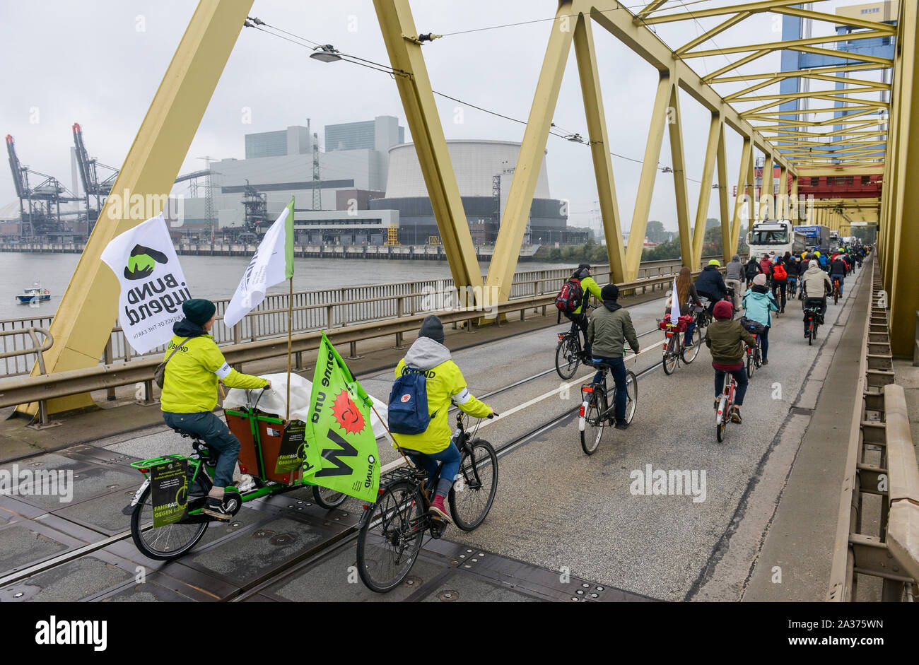 Deutschland, Hamburg, Freitag für künftige Protest Demo bei Vattenfall Kohlekraftwerk Moorburg gegen Verbrennung von Kohle und die Steinkohle einfuhren Protest, Aktivisten mit Fahrrad auf Brücke Kattwyk Stockfoto