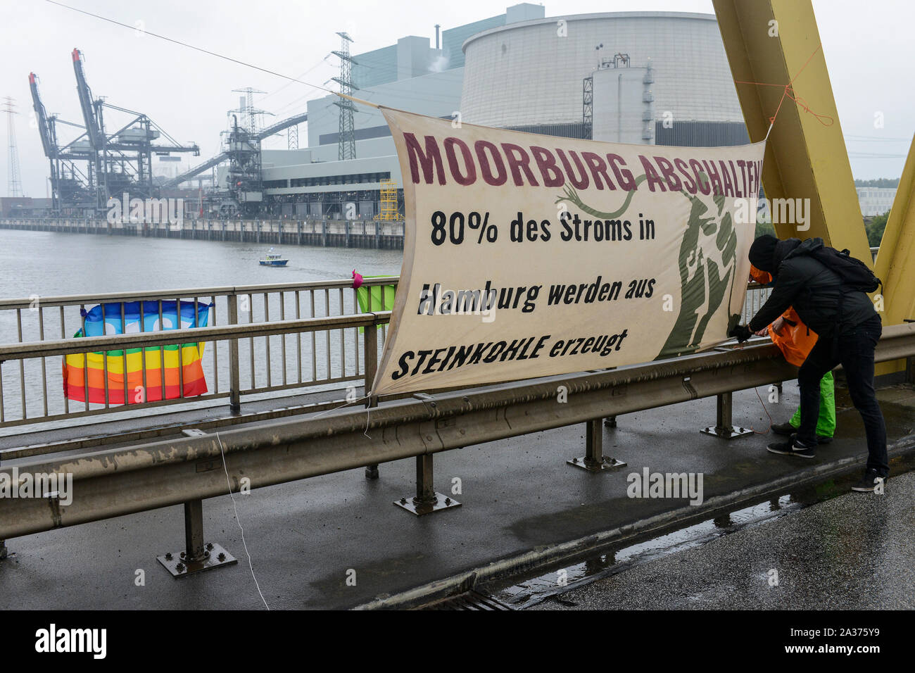 Deutschland, Hamburg, Aktivisten des deCOALonize Europa blockieren den Kattwyk Brücke in der Nähe von Vattenfall Kohlekraftwerk Moorburg gegen die Verbrennung von Kohle und die Steinkohle Einfuhren zu protestieren, Banner sagt: Moorburg ausschalten, 80 Prozent der Elektrizität in Hamburg stammt aus der Verbrennung von Steinkohle Stockfoto