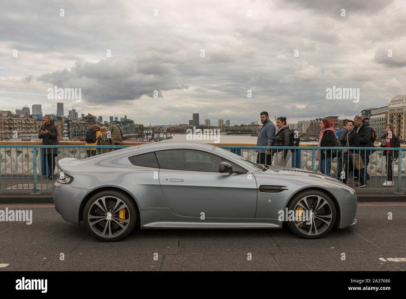 Aston Martin DBS auf die Tower Bridge. 6. Okt. 2019 Stockfoto