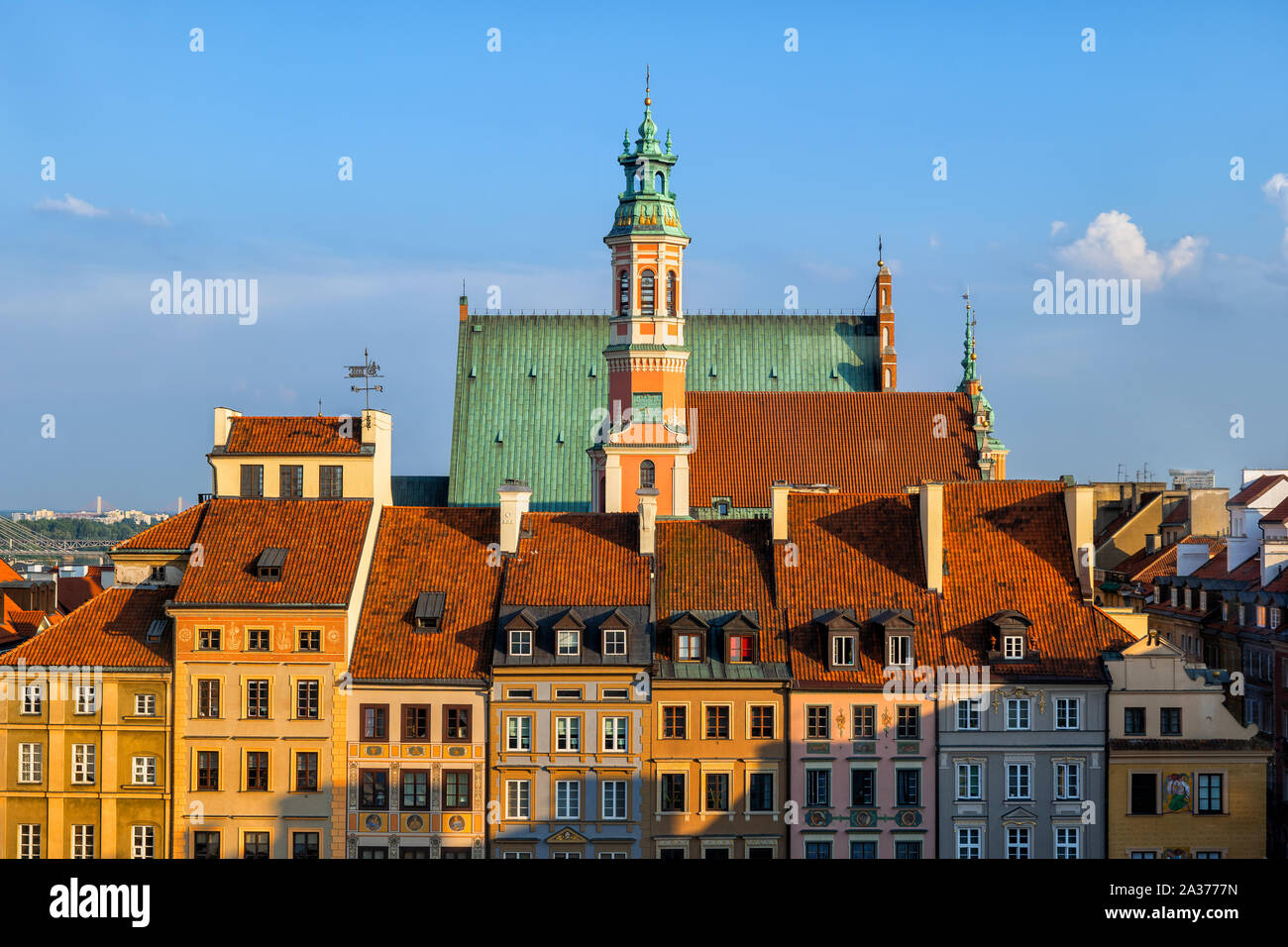 Die Altstadt - Stadt der Warschauer Altstadt in Polen. Bunte traditionelle Häuser und Kirchen, UNESCO-Weltkulturerbe. Stockfoto